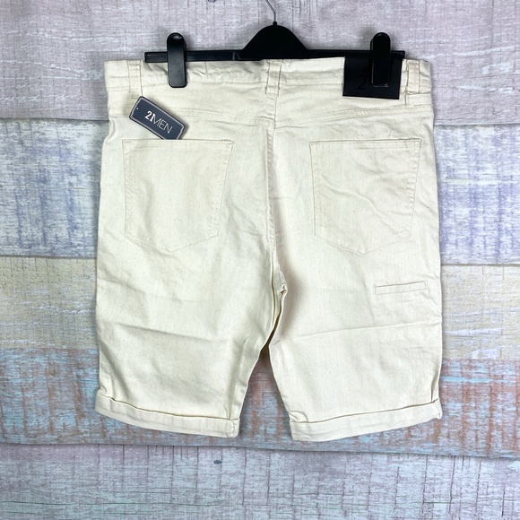 TWENTYONE MEN Double Front Pocket Shorts in Cream - Picture 3 of 6